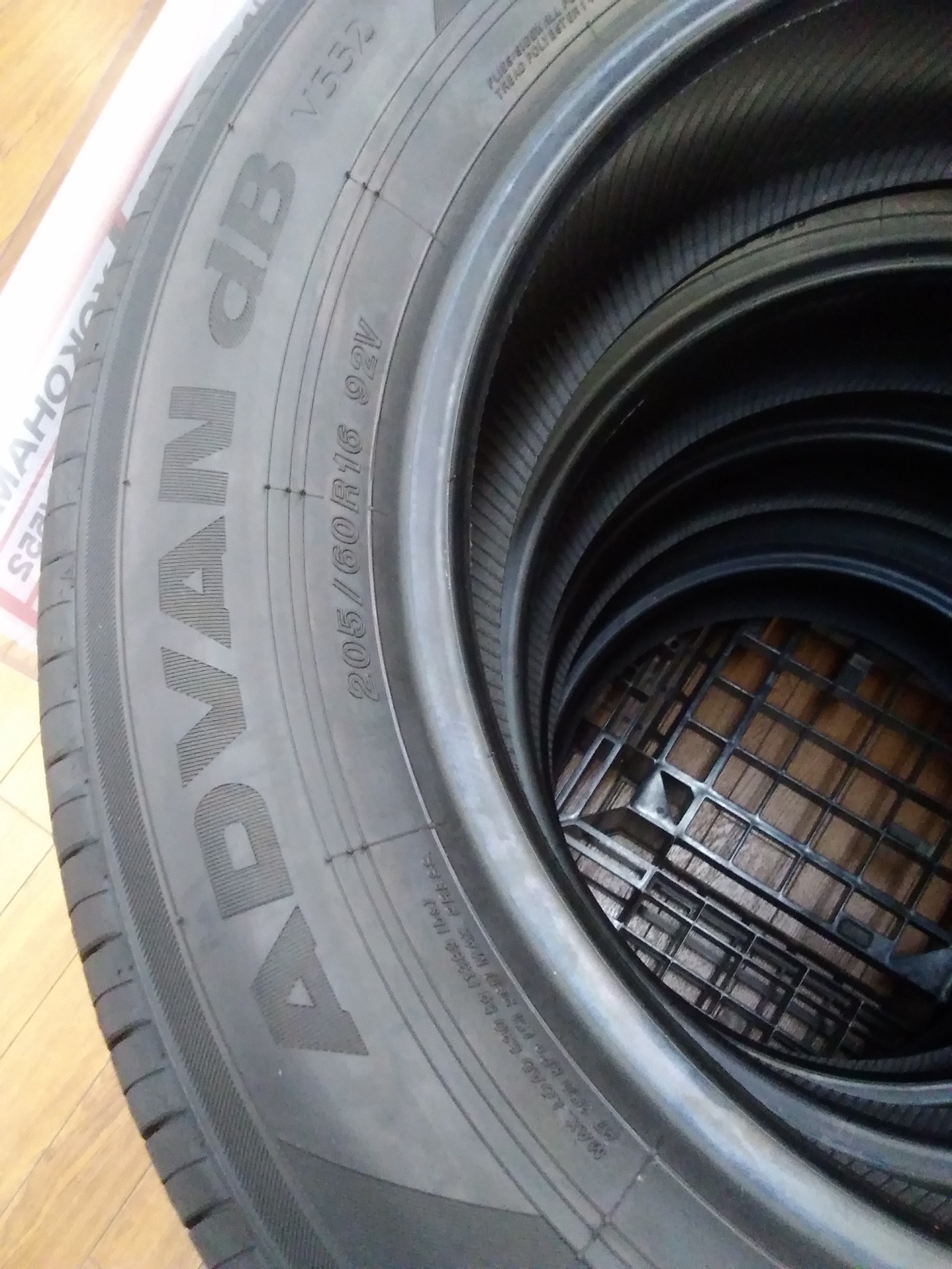 プリウスαにおすすめ！！！！YOKOHAMA ADVANdB 205/60R16｜タイヤ市場